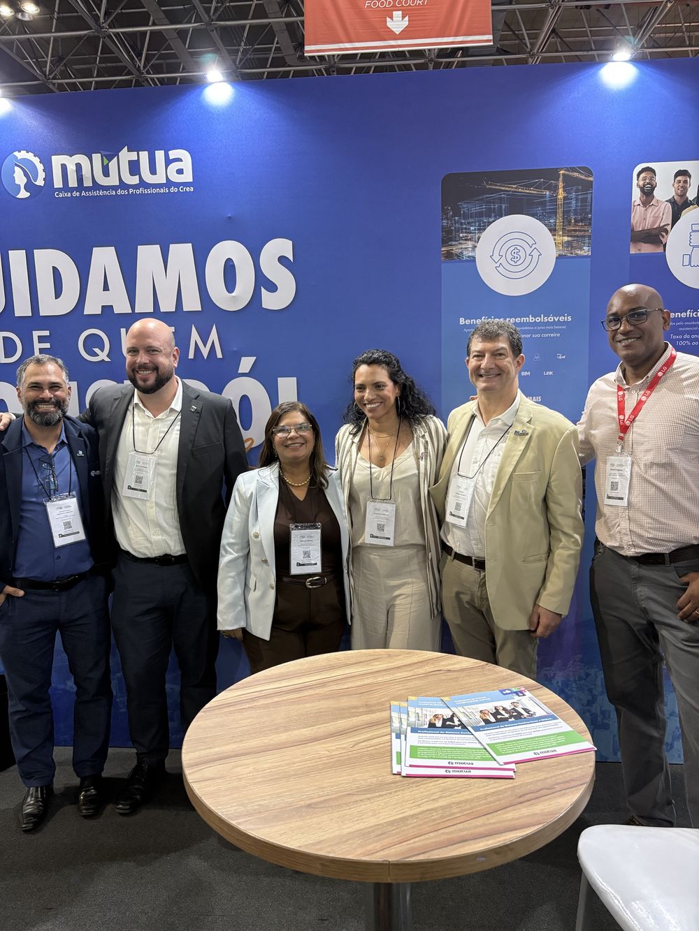Márcia Doring com profissionais do setor em estande na feira
