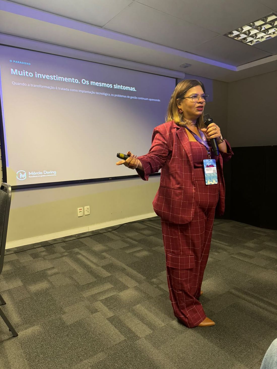 Márcia Doring palestrando ao microfone